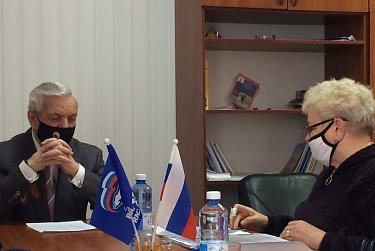 Люди приходят за помощью